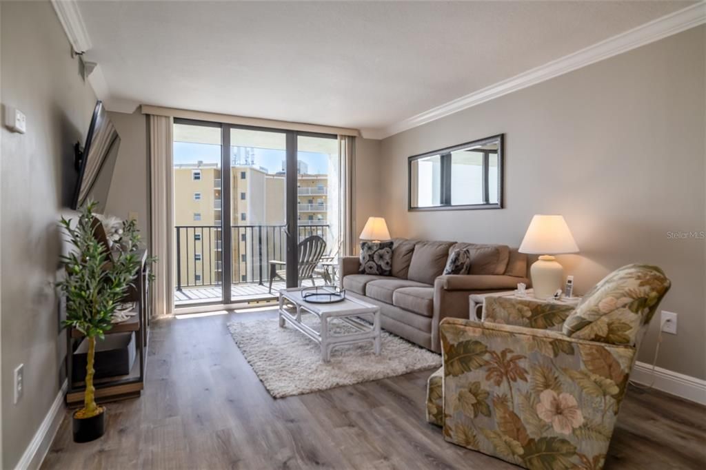 Active With Contract: $305,000 (1 beds, 1 baths, 768 Square Feet)