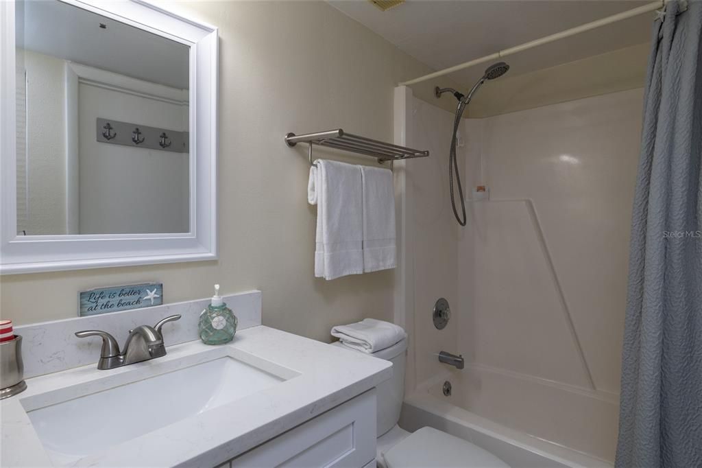 Active With Contract: $305,000 (1 beds, 1 baths, 768 Square Feet)