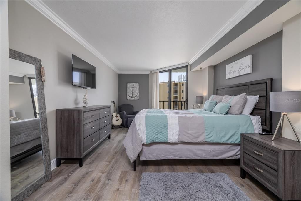 Active With Contract: $305,000 (1 beds, 1 baths, 768 Square Feet)