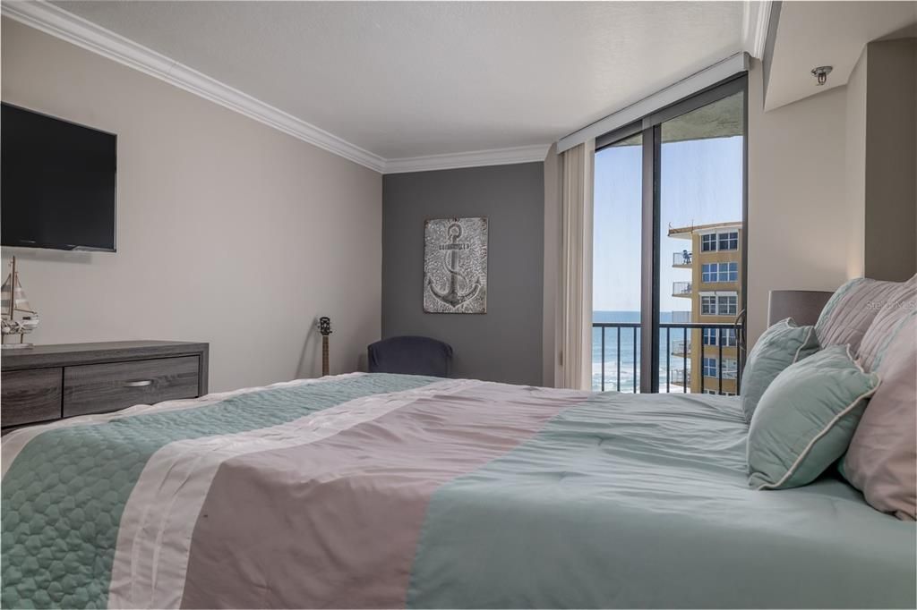Active With Contract: $305,000 (1 beds, 1 baths, 768 Square Feet)