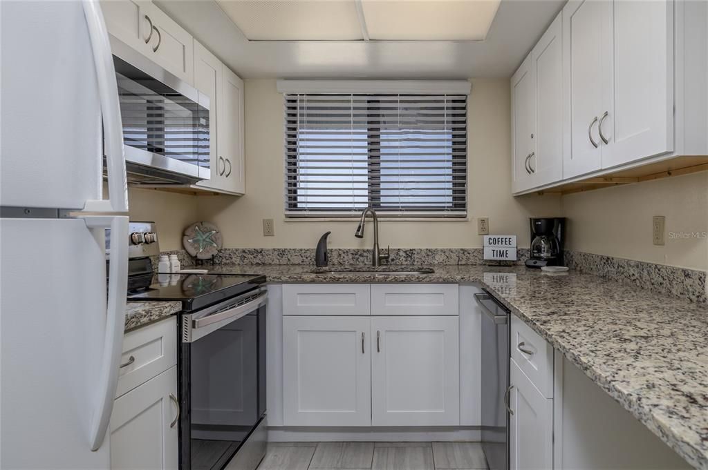 Active With Contract: $305,000 (1 beds, 1 baths, 768 Square Feet)