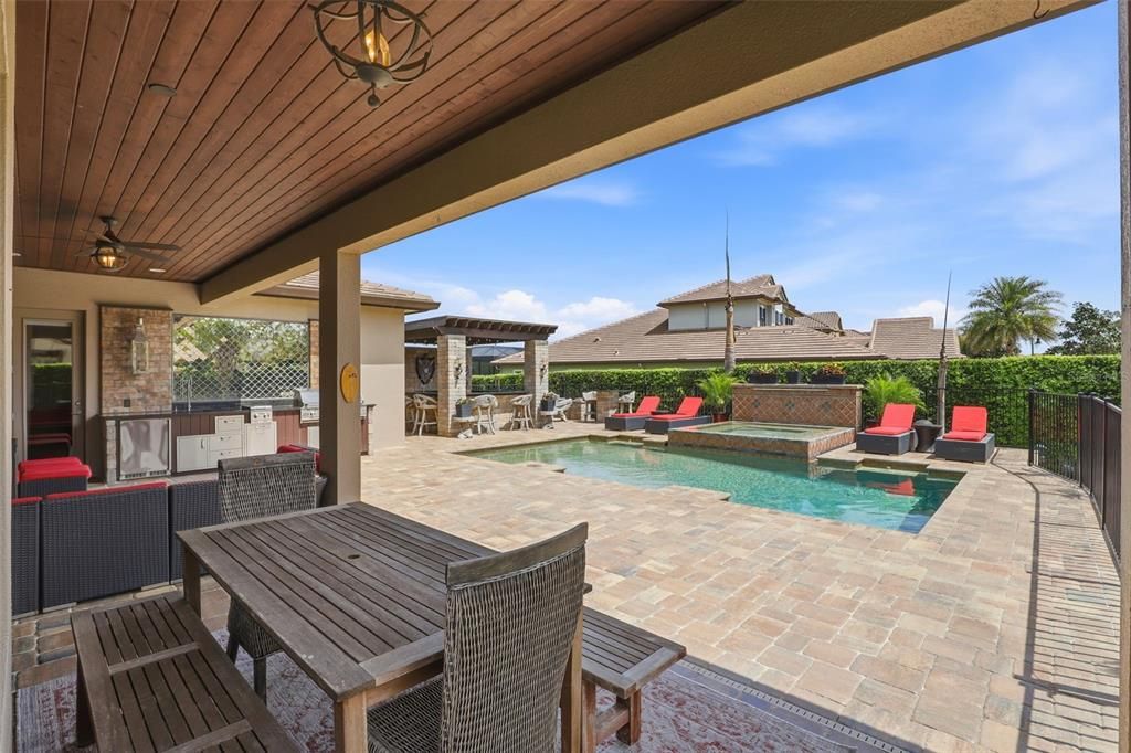 Activo con contrato: $1,595,000 (5 camas, 4 baños, 4294 Pies cuadrados)