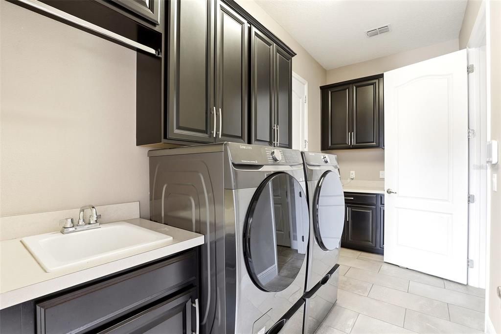 Activo con contrato: $1,595,000 (5 camas, 4 baños, 4294 Pies cuadrados)