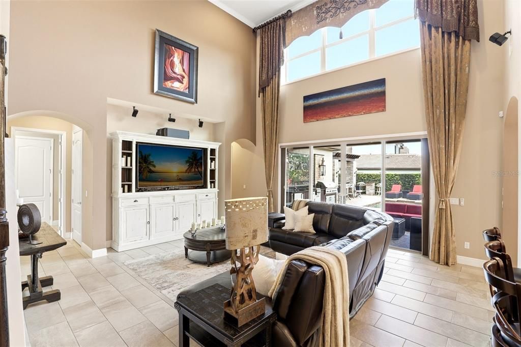 Activo con contrato: $1,595,000 (5 camas, 4 baños, 4294 Pies cuadrados)