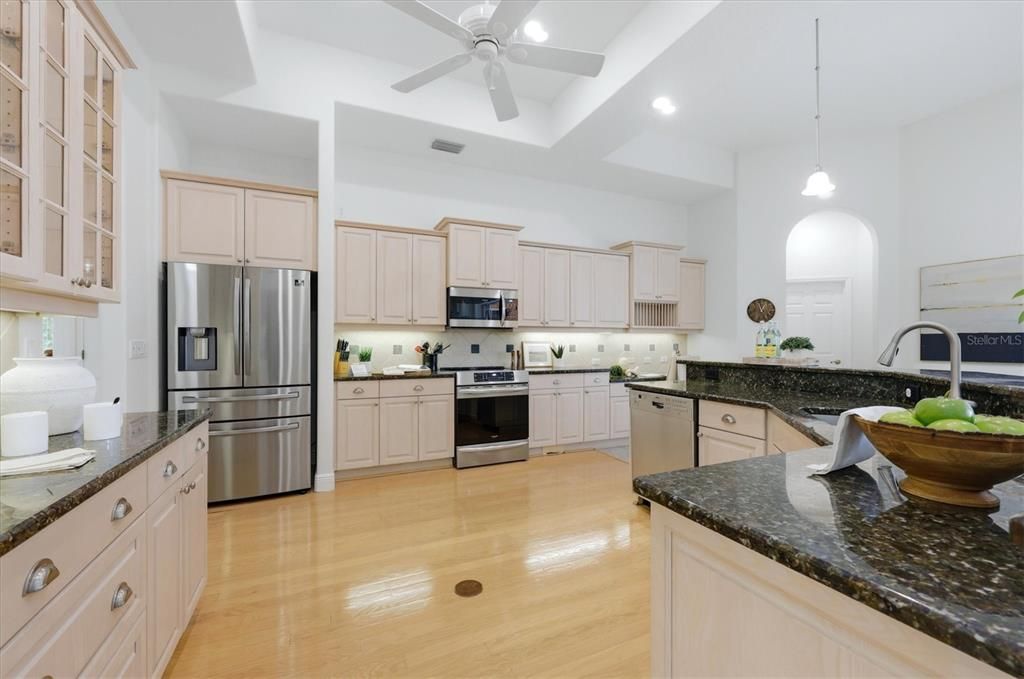 Activo con contrato: $1,690,000 (4 camas, 3 baños, 3414 Pies cuadrados)