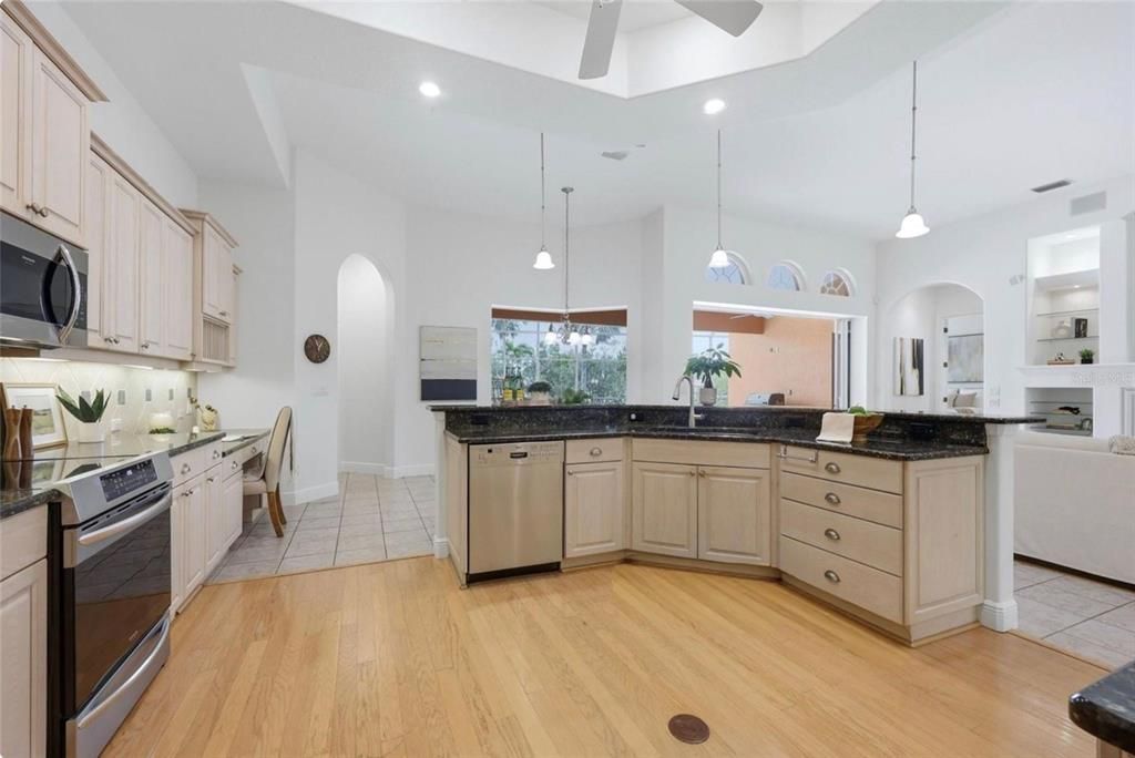 Activo con contrato: $1,690,000 (4 camas, 3 baños, 3414 Pies cuadrados)