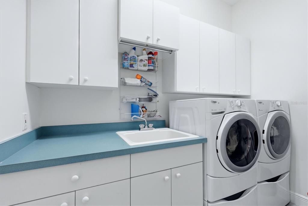 Activo con contrato: $1,690,000 (4 camas, 3 baños, 3414 Pies cuadrados)