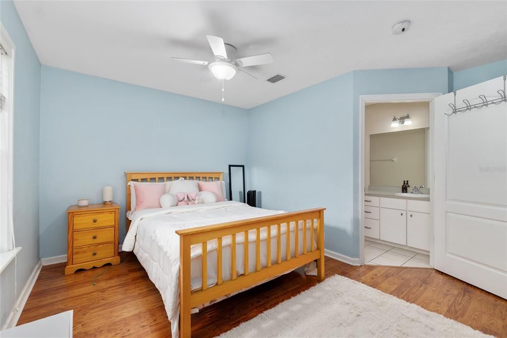 For Sale: $389,000 (4 beds, 3 baths, 1907 Square Feet)