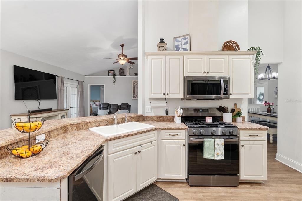 For Sale: $389,000 (4 beds, 3 baths, 1907 Square Feet)
