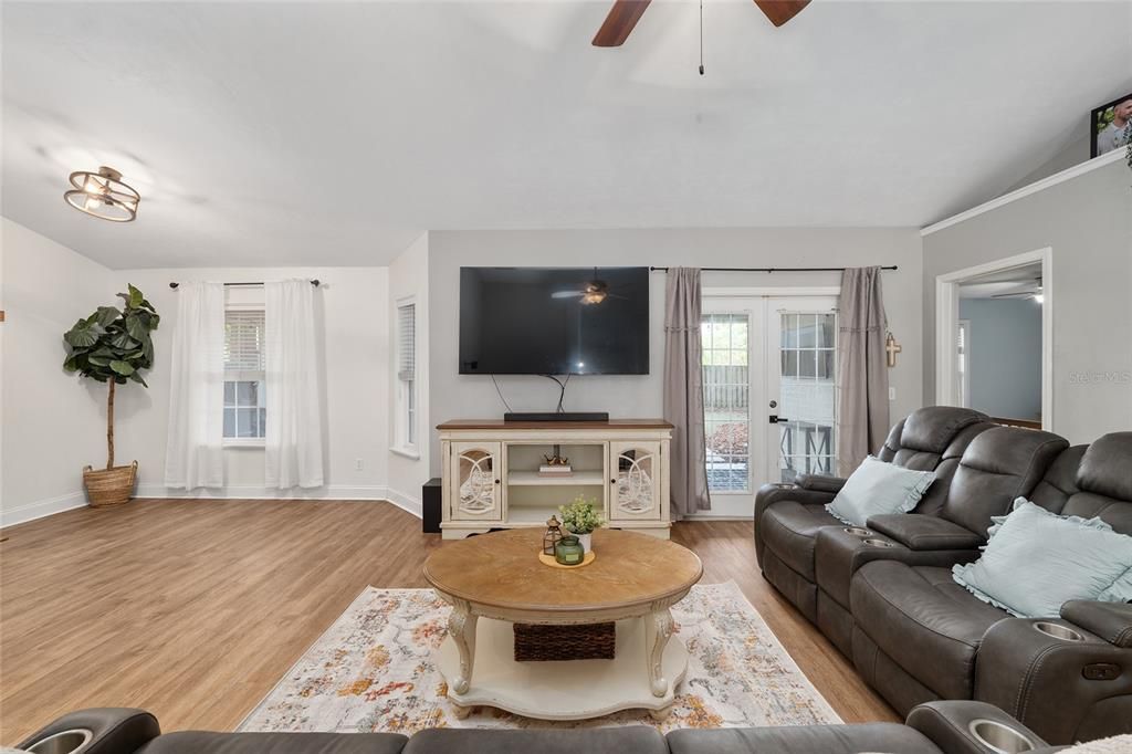 For Sale: $389,000 (4 beds, 3 baths, 1907 Square Feet)
