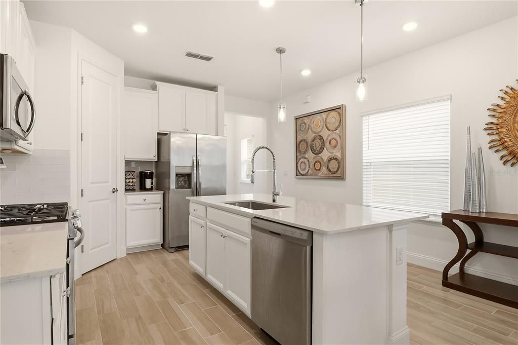 For Sale: $439,000 (2 beds, 2 baths, 1710 Square Feet)