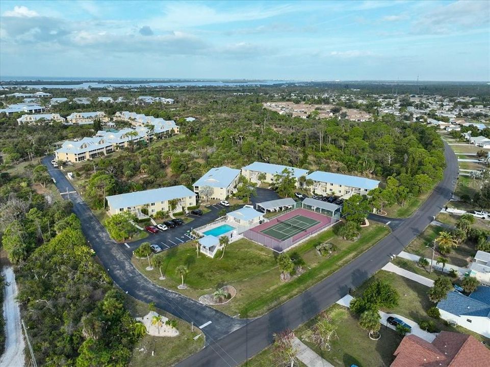 На продажу: $149,900 (2 спален, 2 ванн, 933 Квадратных фут)