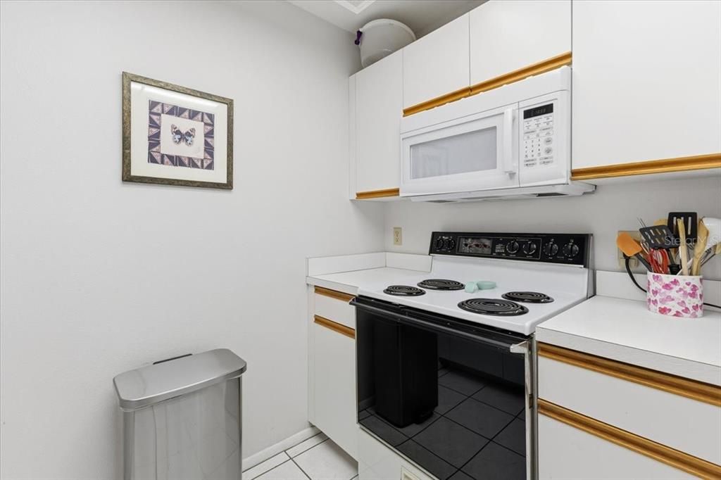 На продажу: $149,900 (2 спален, 2 ванн, 933 Квадратных фут)