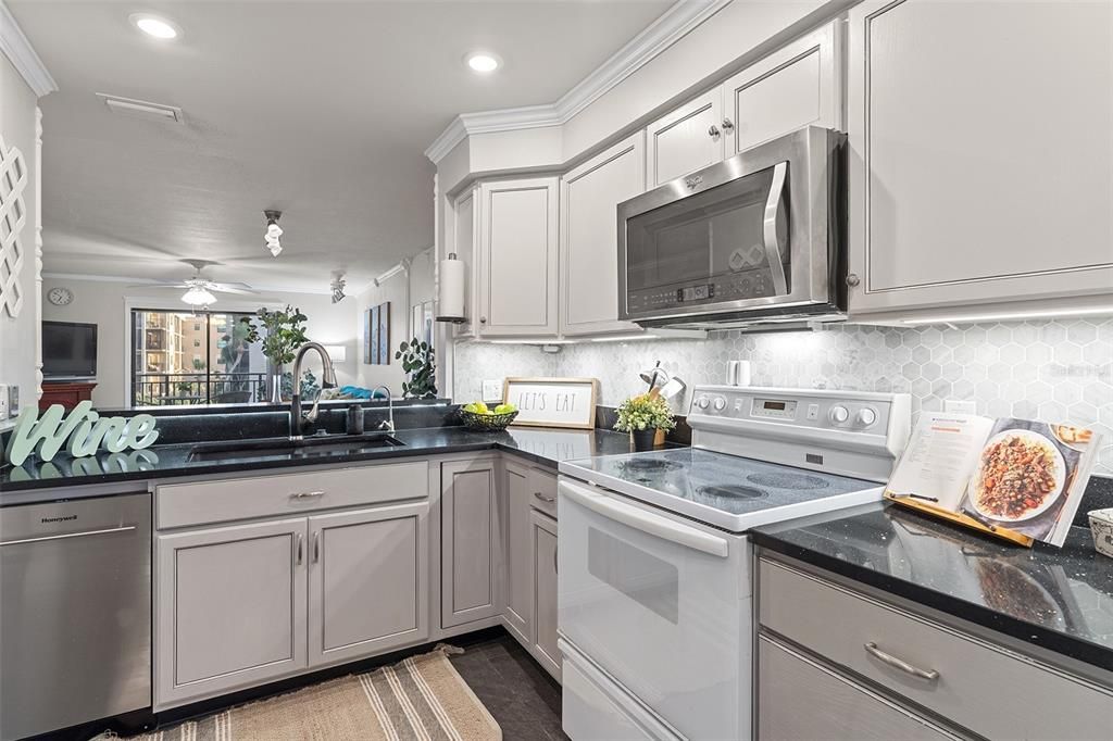 For Sale: $235,000 (2 beds, 2 baths, 1023 Square Feet)