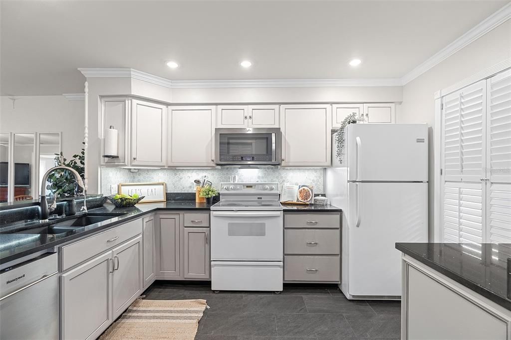 For Sale: $235,000 (2 beds, 2 baths, 1023 Square Feet)