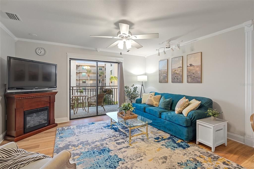 For Sale: $235,000 (2 beds, 2 baths, 1023 Square Feet)