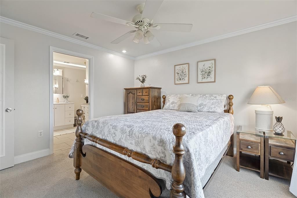 For Sale: $235,000 (2 beds, 2 baths, 1023 Square Feet)