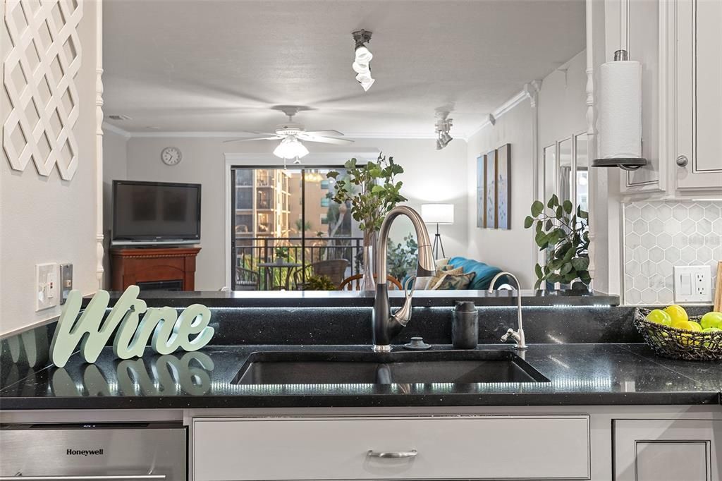 For Sale: $235,000 (2 beds, 2 baths, 1023 Square Feet)