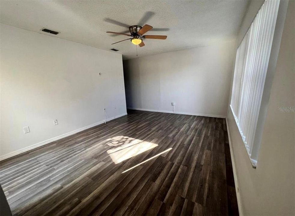 Active With Contract: $185,000 (2 beds, 2 baths, 889 Square Feet)