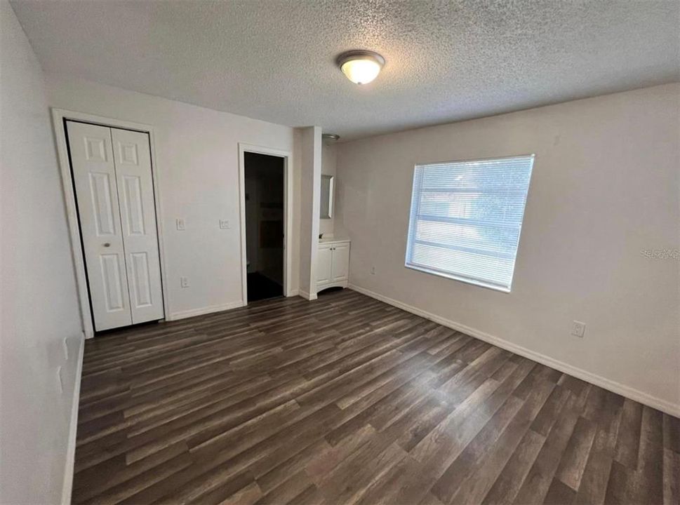 Active With Contract: $185,000 (2 beds, 2 baths, 889 Square Feet)