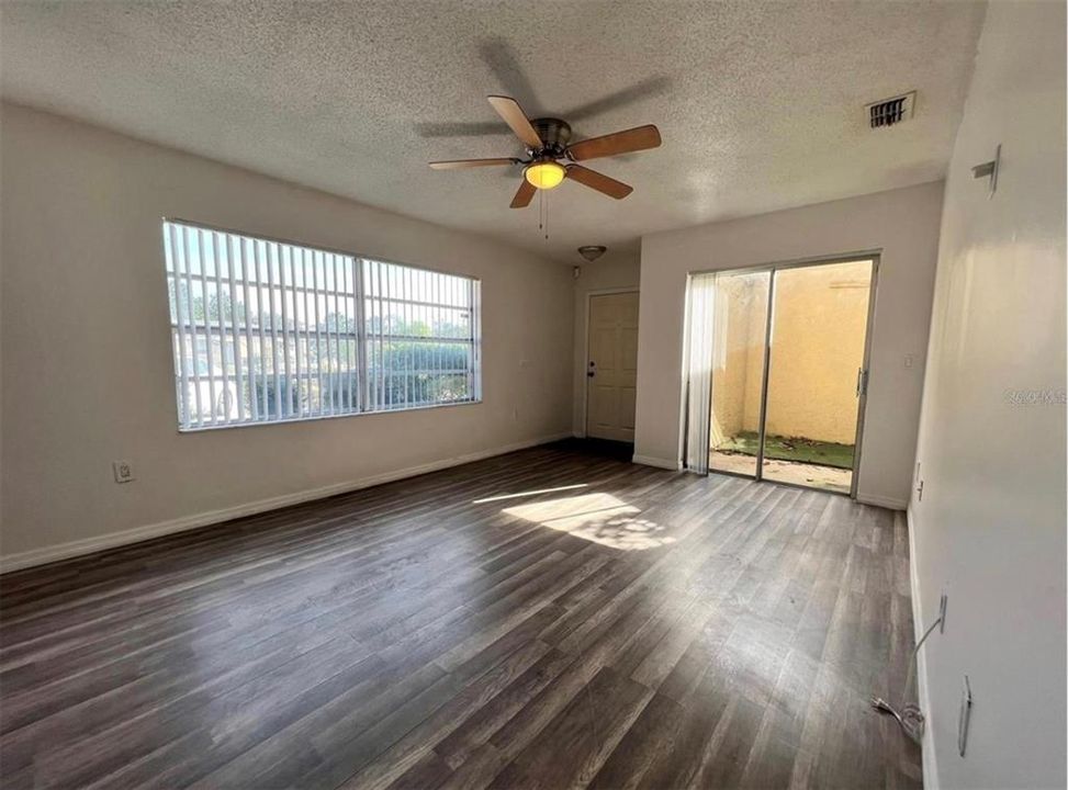 Active With Contract: $185,000 (2 beds, 2 baths, 889 Square Feet)