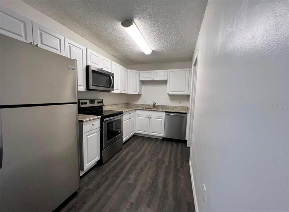 Active With Contract: $185,000 (2 beds, 2 baths, 889 Square Feet)