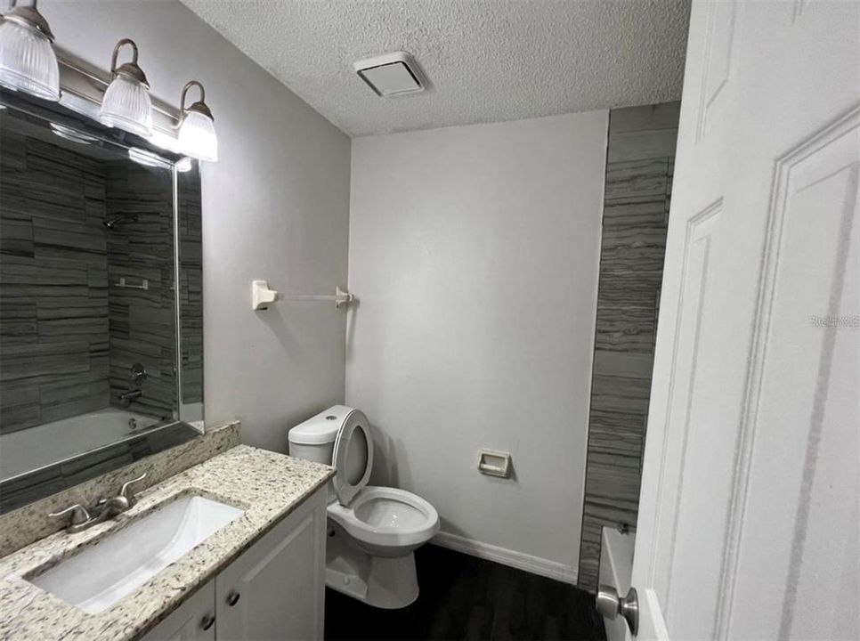 Active With Contract: $185,000 (2 beds, 2 baths, 889 Square Feet)