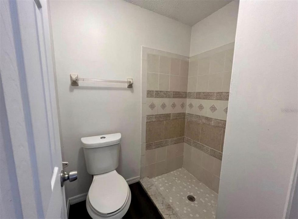 Active With Contract: $185,000 (2 beds, 2 baths, 889 Square Feet)