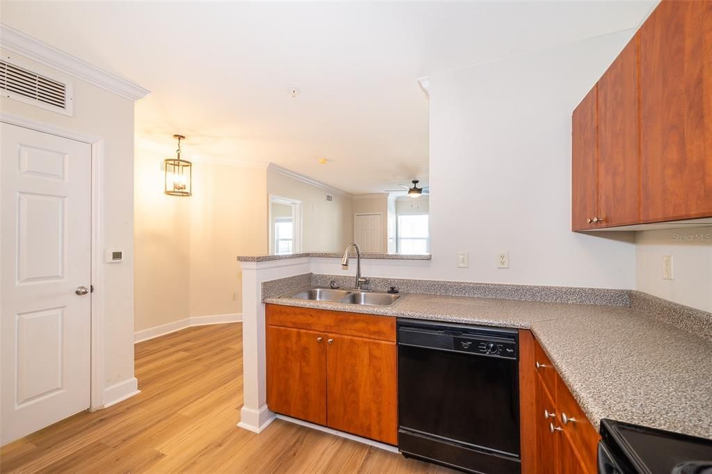 Active With Contract: $1,575 (1 beds, 1 baths, 739 Square Feet)
