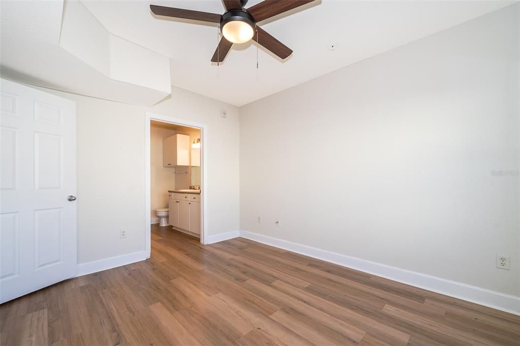 Active With Contract: $1,575 (1 beds, 1 baths, 739 Square Feet)
