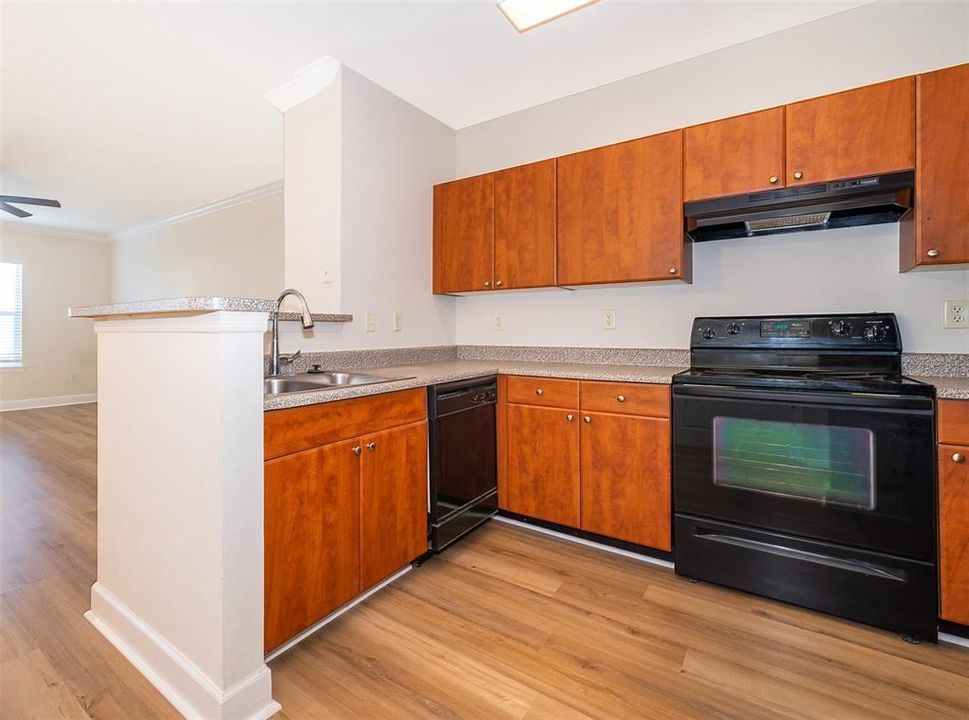 Active With Contract: $1,575 (1 beds, 1 baths, 739 Square Feet)