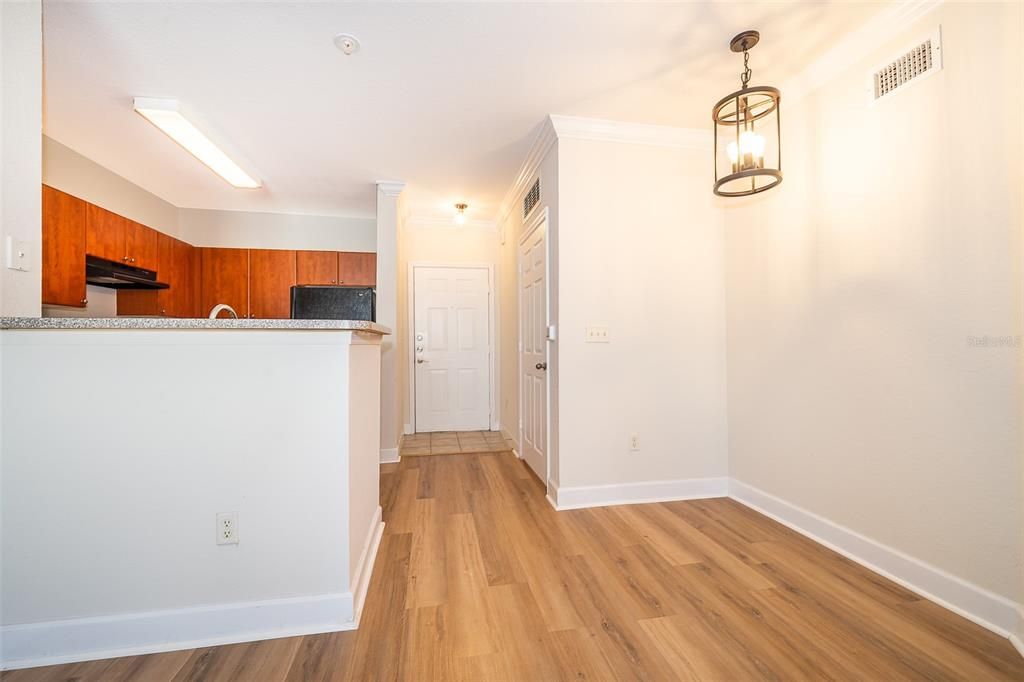 Active With Contract: $1,575 (1 beds, 1 baths, 739 Square Feet)