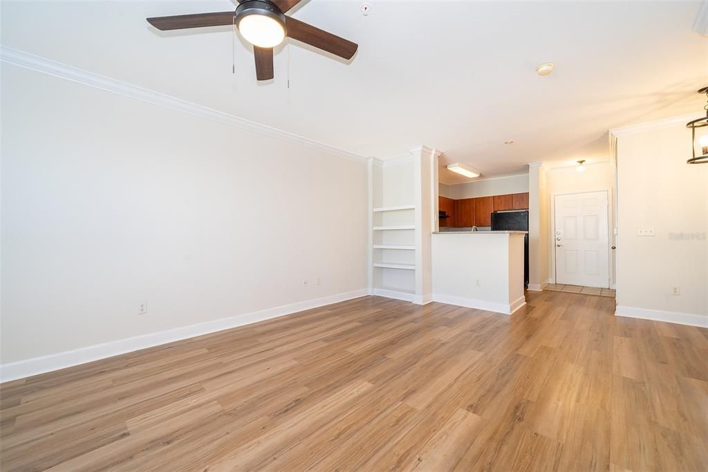 Active With Contract: $1,575 (1 beds, 1 baths, 739 Square Feet)