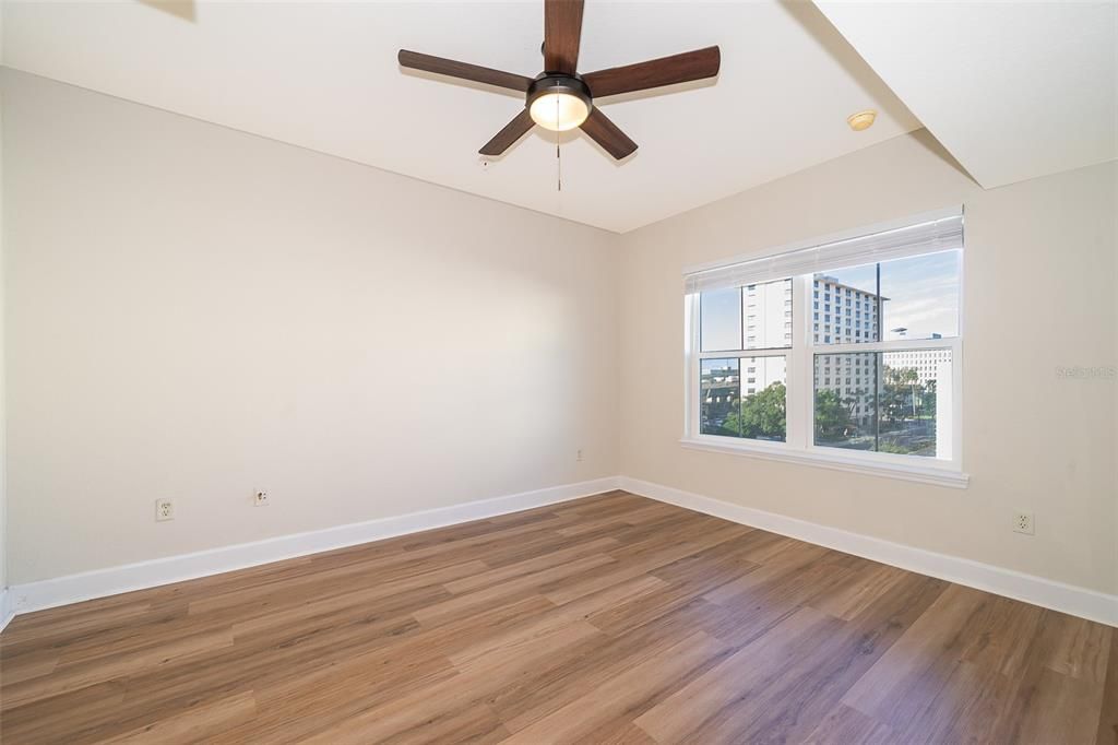 Active With Contract: $1,575 (1 beds, 1 baths, 739 Square Feet)