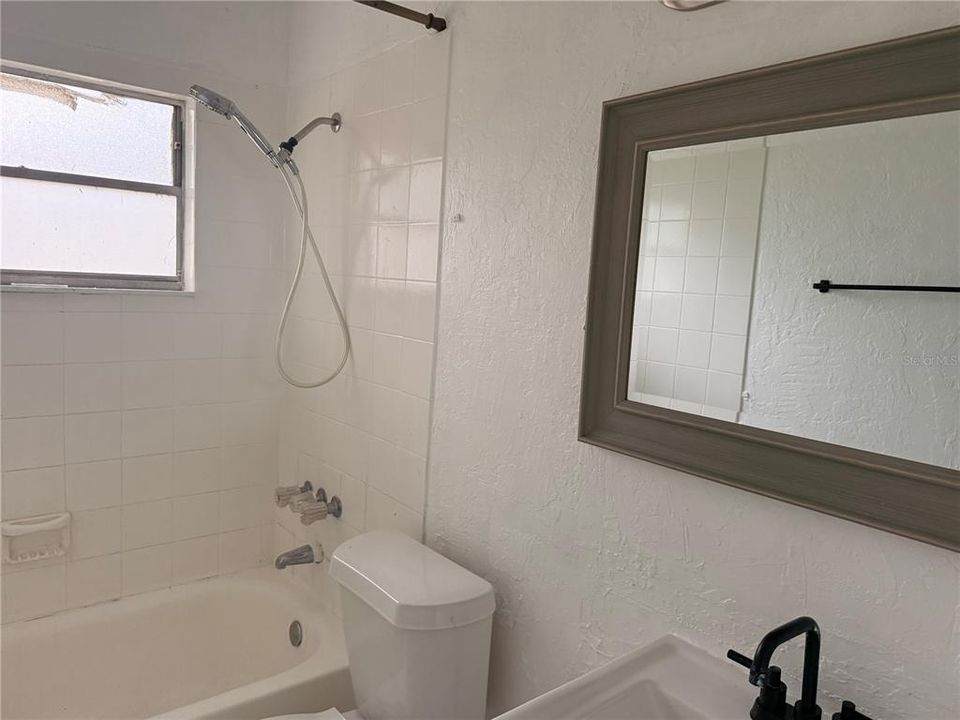Activo con contrato: $220,000 (3 camas, 1 baños, 1000 Pies cuadrados)