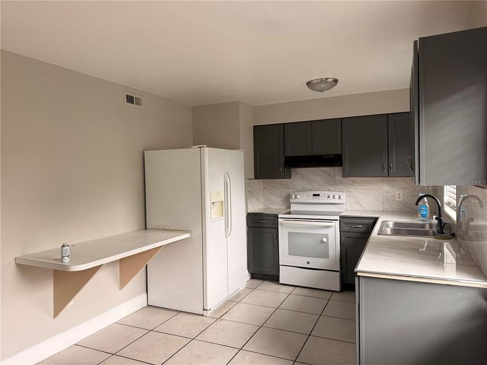 Activo con contrato: $220,000 (3 camas, 1 baños, 1000 Pies cuadrados)