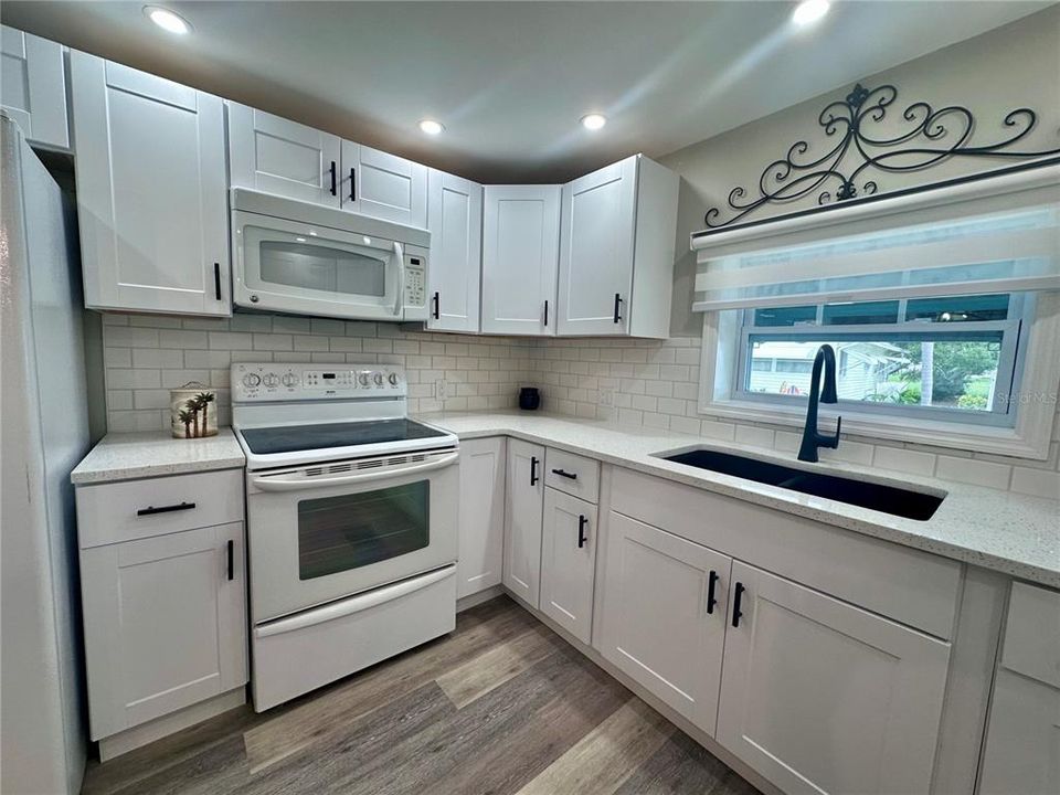 Active With Contract: $229,900 (2 beds, 2 baths, 1236 Square Feet)