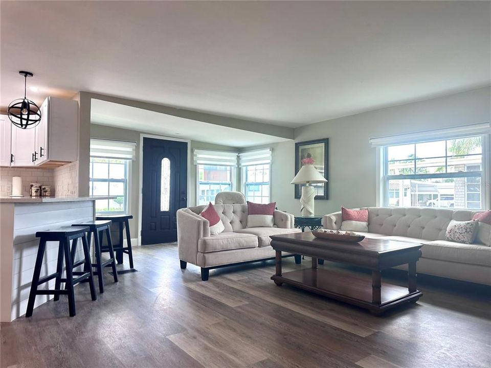 Active With Contract: $229,900 (2 beds, 2 baths, 1236 Square Feet)