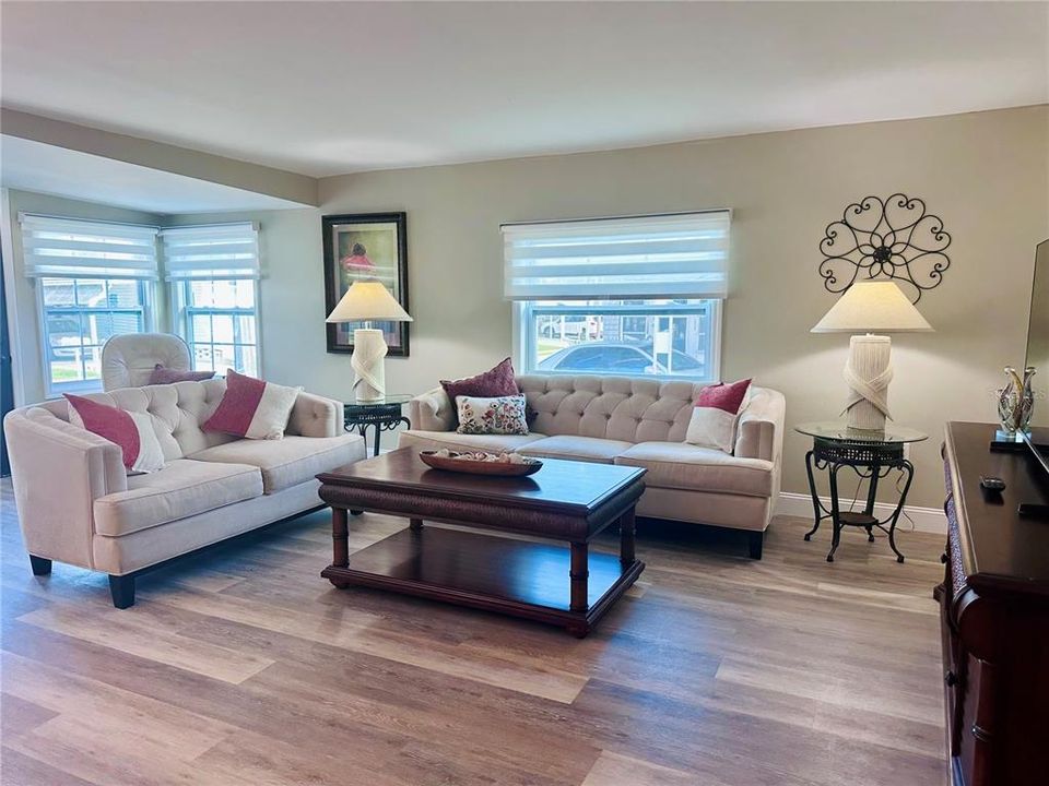 Active With Contract: $229,900 (2 beds, 2 baths, 1236 Square Feet)