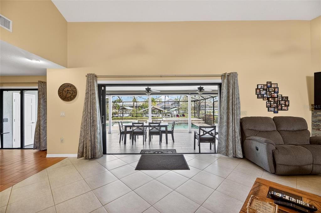 Activo con contrato: $975,000 (4 camas, 2 baños, 2633 Pies cuadrados)