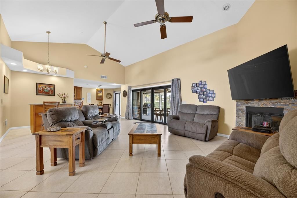 Activo con contrato: $975,000 (4 camas, 2 baños, 2633 Pies cuadrados)