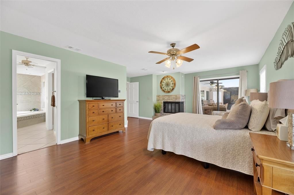 Activo con contrato: $975,000 (4 camas, 2 baños, 2633 Pies cuadrados)