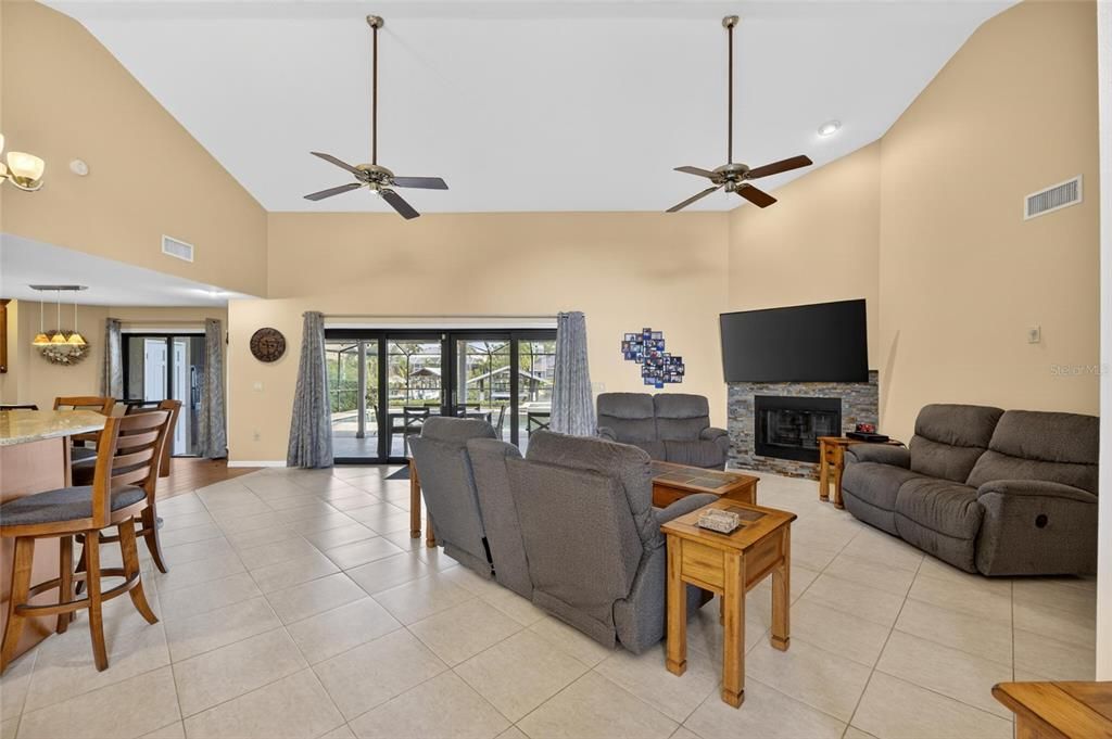 Activo con contrato: $975,000 (4 camas, 2 baños, 2633 Pies cuadrados)