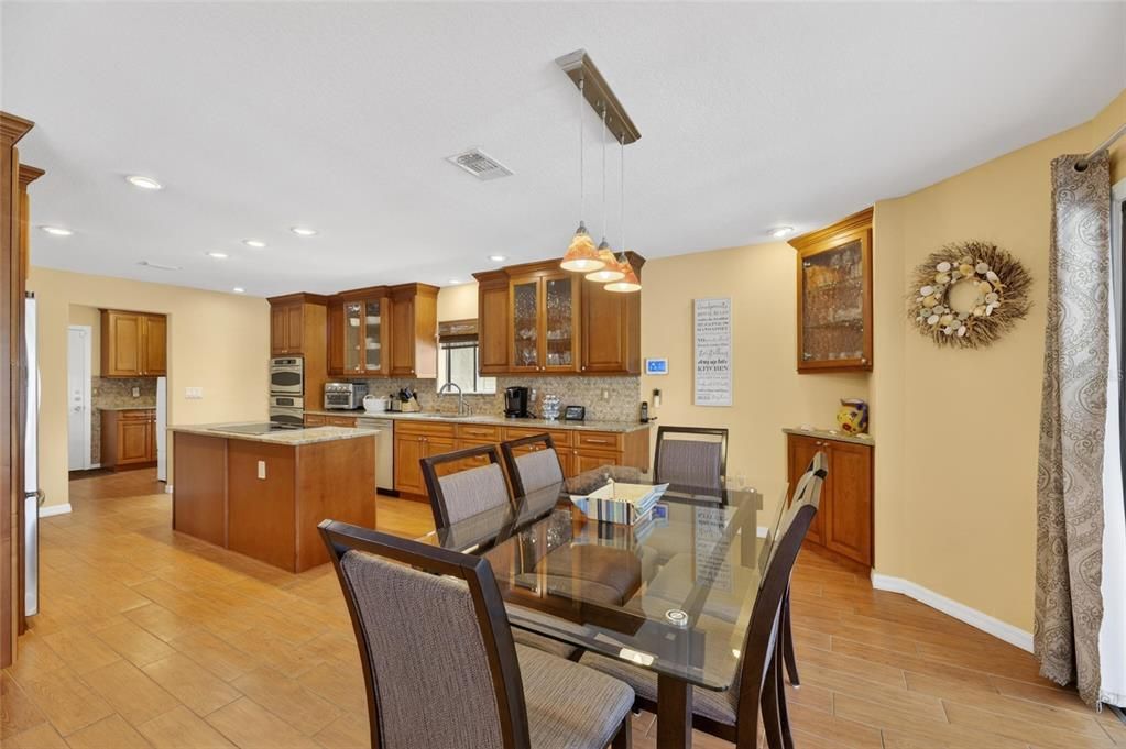 Activo con contrato: $975,000 (4 camas, 2 baños, 2633 Pies cuadrados)