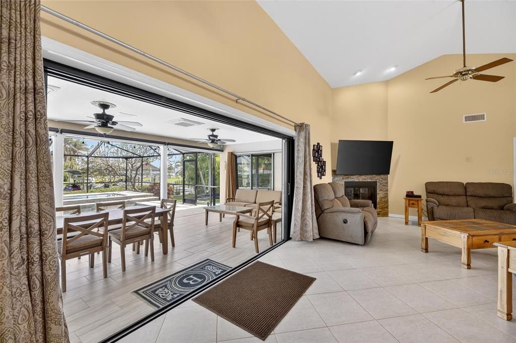 Activo con contrato: $975,000 (4 camas, 2 baños, 2633 Pies cuadrados)