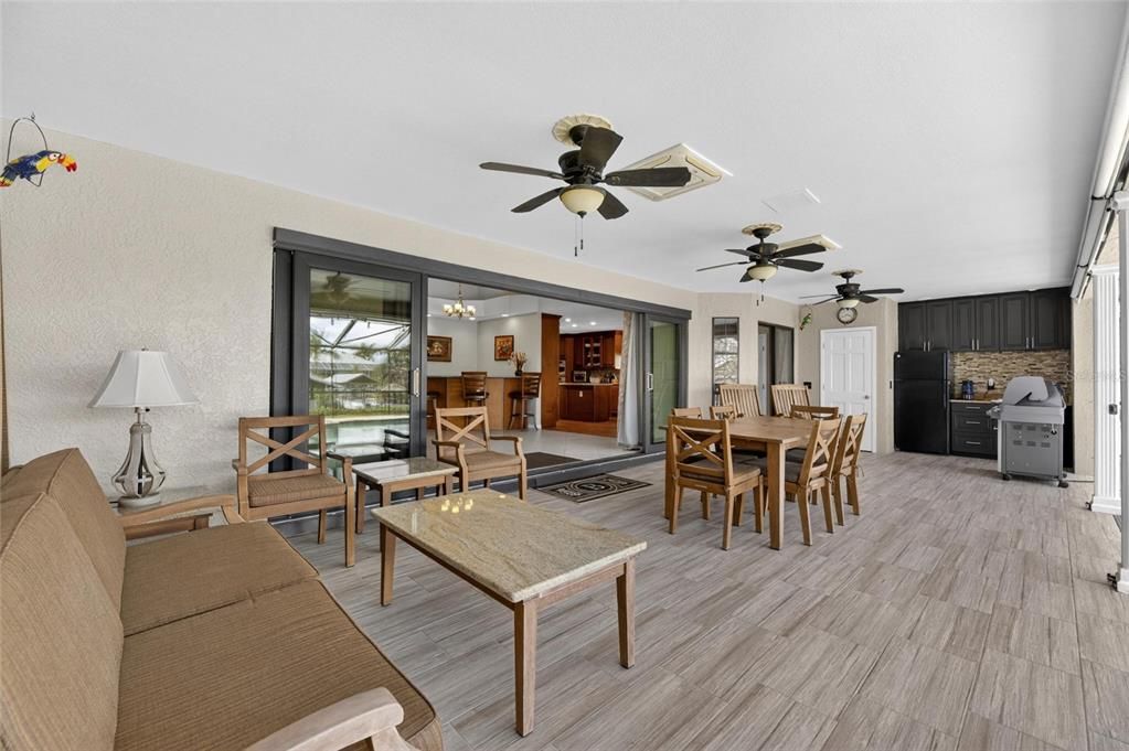 Activo con contrato: $975,000 (4 camas, 2 baños, 2633 Pies cuadrados)