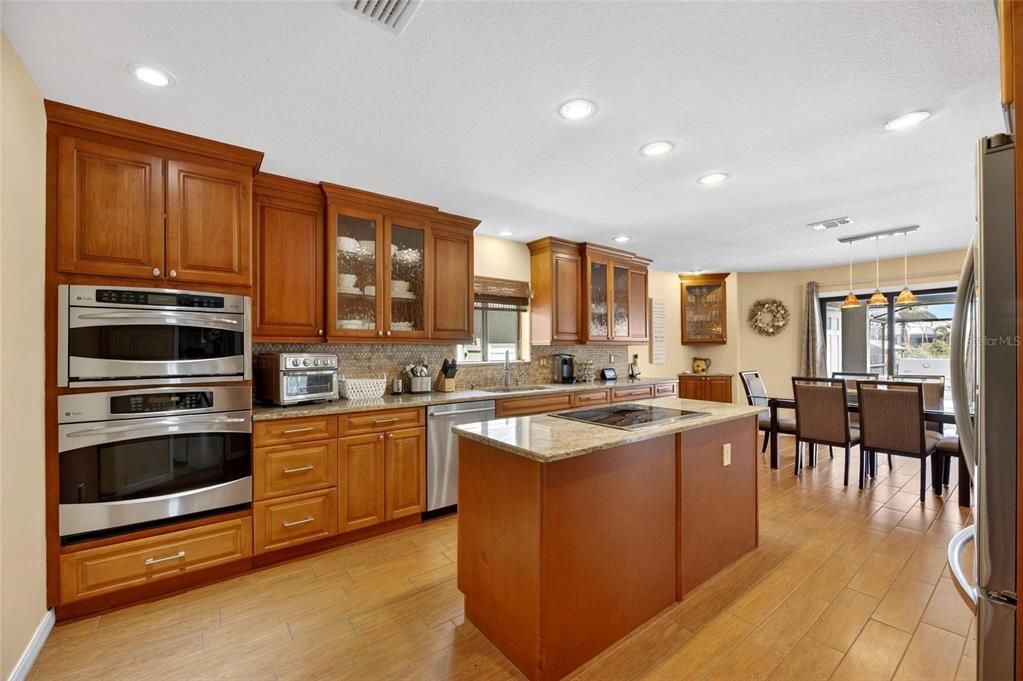 Activo con contrato: $975,000 (4 camas, 2 baños, 2633 Pies cuadrados)