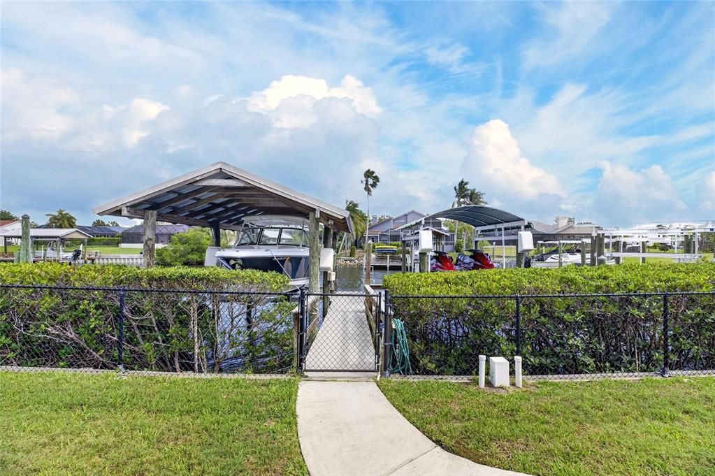 Activo con contrato: $975,000 (4 camas, 2 baños, 2633 Pies cuadrados)