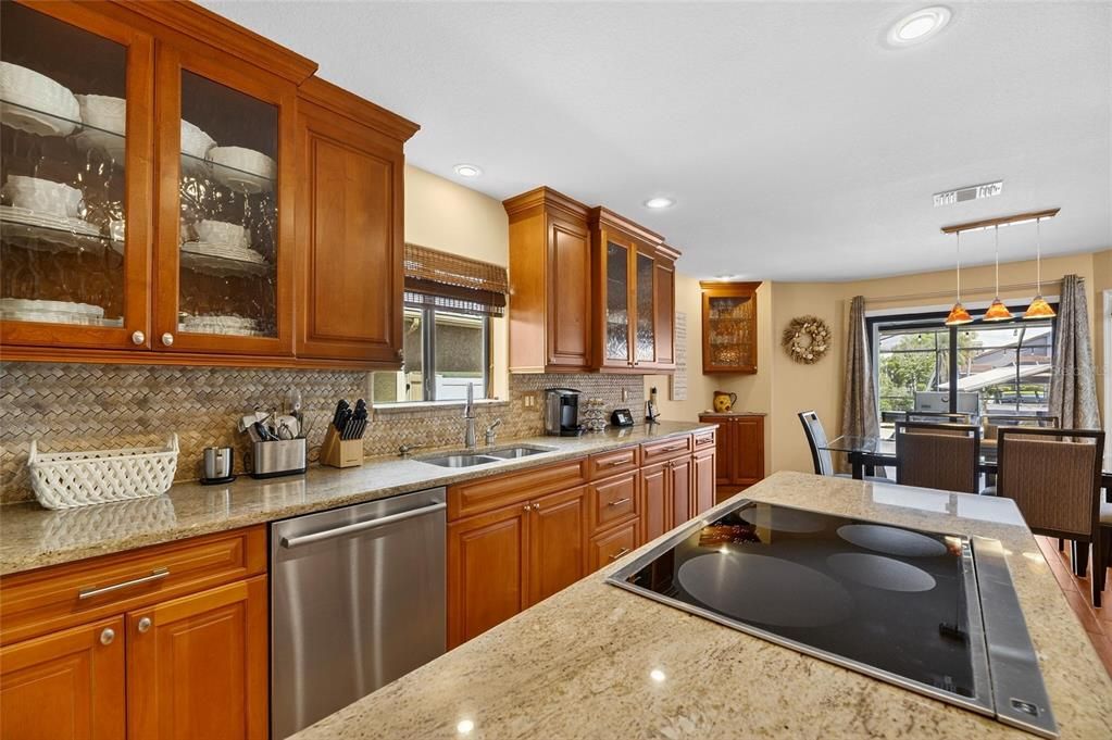 Activo con contrato: $975,000 (4 camas, 2 baños, 2633 Pies cuadrados)
