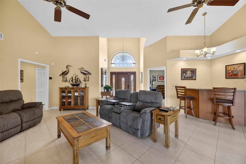 Activo con contrato: $975,000 (4 camas, 2 baños, 2633 Pies cuadrados)